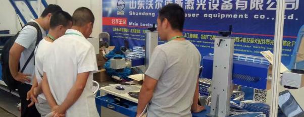 展會上客戶在了解產(chǎn)品